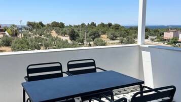 Vierbettzimmer, Meerblick | Speisen im Freien