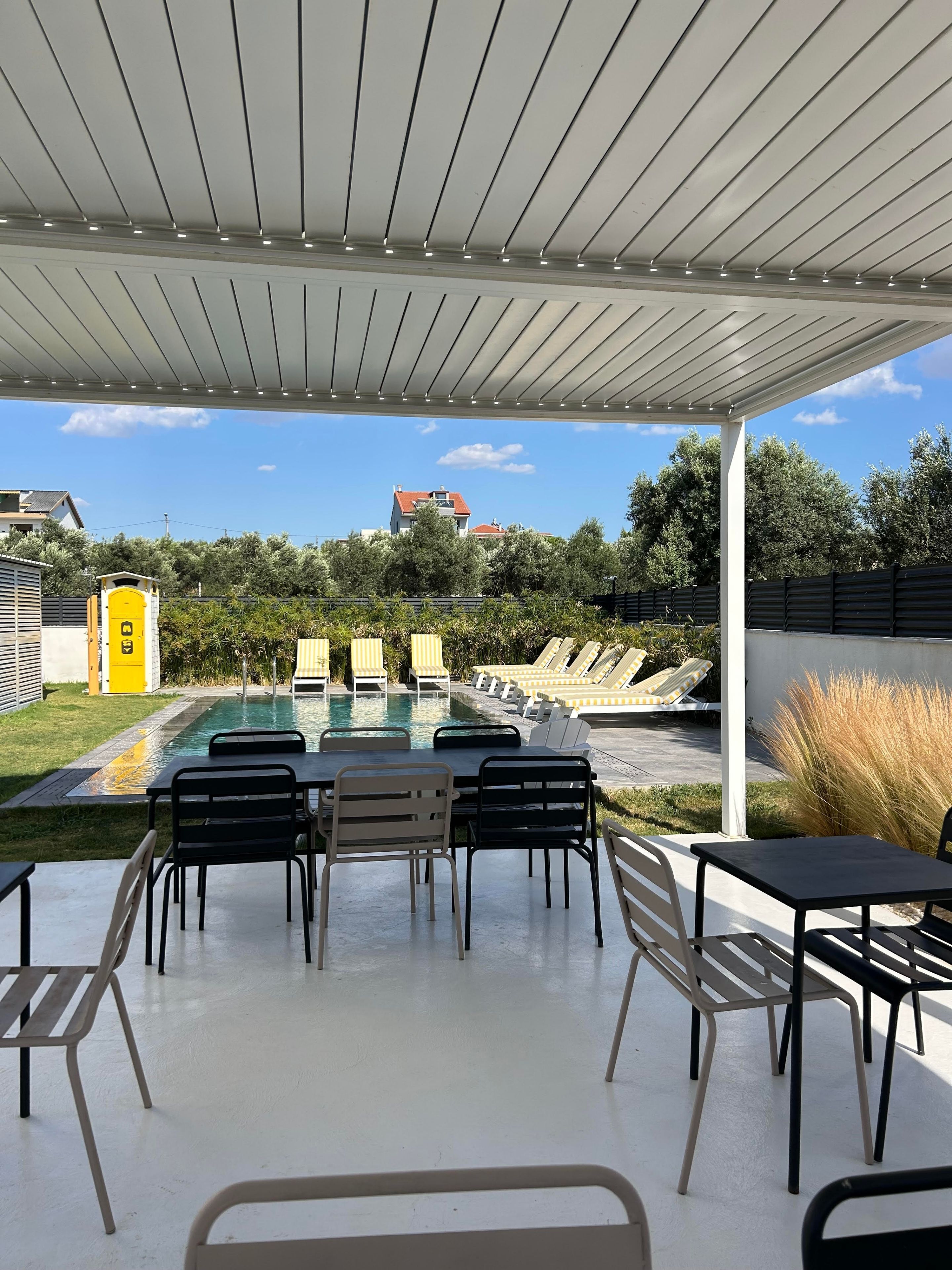 Una piscina al aire libre