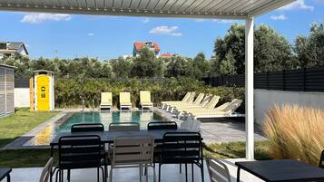 Una piscina al aire libre