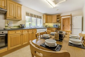 Oven, dishwasher, high chair, cookware/dishes/utensils - 3 Bed in Llanidloes (oc-c38237) (Llanidloes)