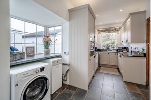 Microwave, oven, dishwasher, high chair - 2 Bed in Crooklands (oc-h38250) (Crooklands)