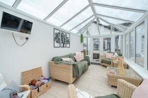 TV, fireplace - 2 Bed in Crooklands (oc-h38250) (Crooklands)
