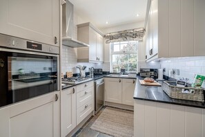 Microwave, oven, dishwasher, high chair - 2 Bed in Crooklands (oc-h38250) (Crooklands)