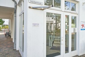 A building entrance with a sign reading 'Seeparkpromenade' and a door with a glass panel. - Schone Ferienwohnung fur 4 Personen Ostseenah in Sellin (Sellin)