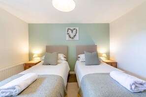 Bügeleisen/Bügelbrett, Reisekinderbett, kostenloses WLAN, Bettwäsche