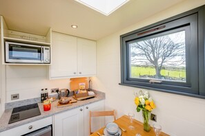 Microwave, oven, cookware/dishes/utensils - 1 Bed in Ponsonby (oc-l37879) (Ponsonby)