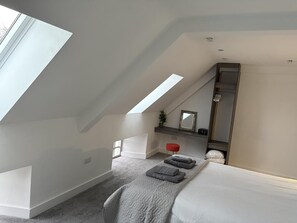 Bügeleisen/Bügelbrett, Reisekinderbett, kostenloses WLAN, Bettwäsche