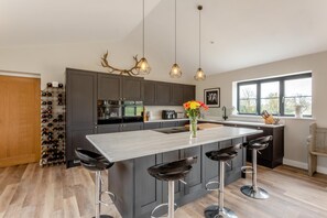 Dishwasher, cookware/dishes/utensils - 4 Bed in Irnham (oc-k38998) (Irnham)