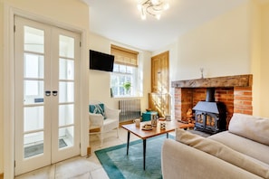 TV, fireplace - 3 Bed in Tideswell (oc-w39004) (Tideswell)
