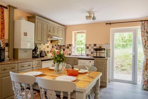 Oven, high chair, cookware/dishes/utensils - 2 Bed in Ventnor (oc-77224) (Godshill)