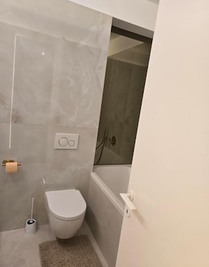 Bathroom - Elegant 2-Bedroom Apartment with Open Living Area (Voluntari)