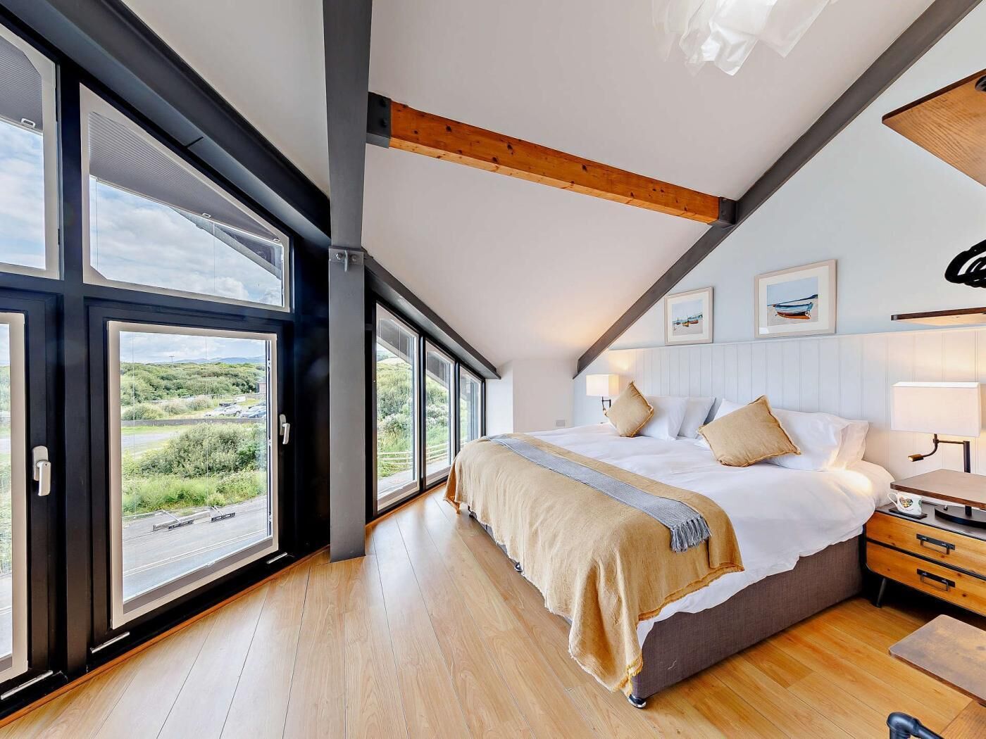 2 bedrooms, travel cot, free WiFi, bed sheets