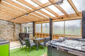 Outdoor dining - 6 Bed in Bridge (oc-r37506) (Redruth)