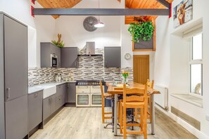 Microwave, oven, dishwasher, high chair - 6 Bed in Bridge (oc-r37506) (Redruth)