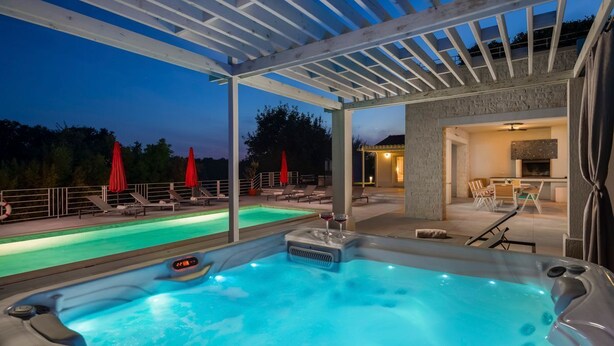 An outdoor pool area with a hot tub, lounge chairs, and umbrellas. - Casa Andrik - Five Bedroom Villa, Sleeps 12 (Režanci)