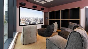A modern living room with a large TV, comfortable seating, and a city view. - Students Only - Unite Parkway - Manchester (Manchester)