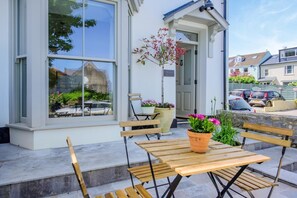 Outdoor dining - 3 Bed in Mumbles (oc-t39071) (The Mumbles)