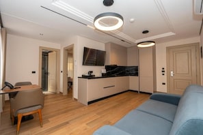 Deluxe Suite, Balcony, Garden View | Living area | 27-inch Smart TV with satellite channels - Hotel Mozart (Shkodër)