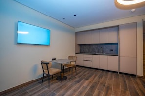 Deluxe Triple Room, Balcony, Garden View | Interior - Hotel Mozart (Shkodër)