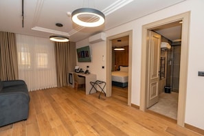 Junior Suite, Balcony | In-room safe, free WiFi, bed sheets - Hotel Mozart (Shkodër)