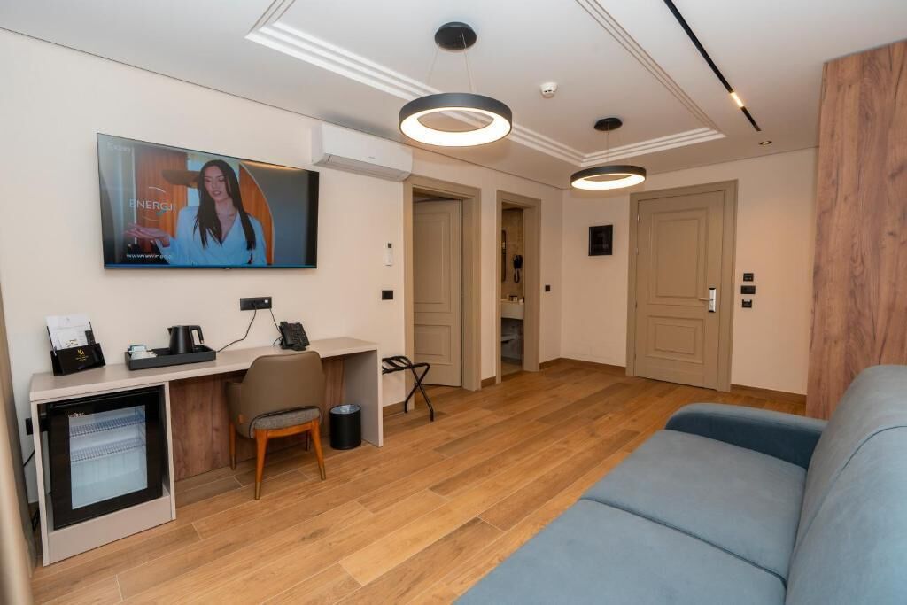 Suite – junior, balkong | Oppholdsområde | En 27-tommers smart-TV med Parabol-TV