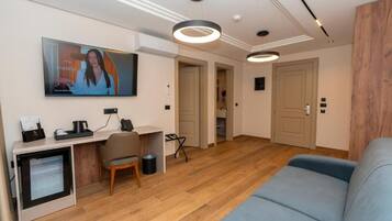 Suite – junior, balkong | Oppholdsområde | En 27-tommers smart-TV med Parabol-TV