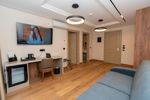 Junior Suite, Balcony | Living area | 27-inch Smart TV with satellite channels - Hotel Mozart (Shkodër)