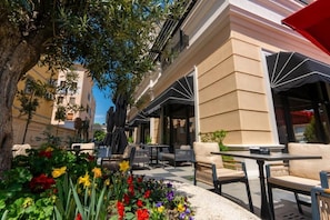 Outdoor dining - Hotel Mozart (Shkodër)