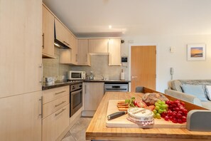 Microwave, oven, dishwasher, cookware/dishes/utensils - 1 Bed in Tenby (oc-t38248) (Tenby)