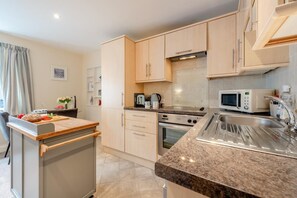 Microwave, oven, dishwasher, cookware/dishes/utensils - 1 Bed in Tenby (oc-t38248) (Tenby)