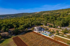 A hillside property with a modern building, a swimming pool, and terraced gardens. - Villa Vine - Six Bedroom Villa, Sleeps 12 (Donji Vinjani)