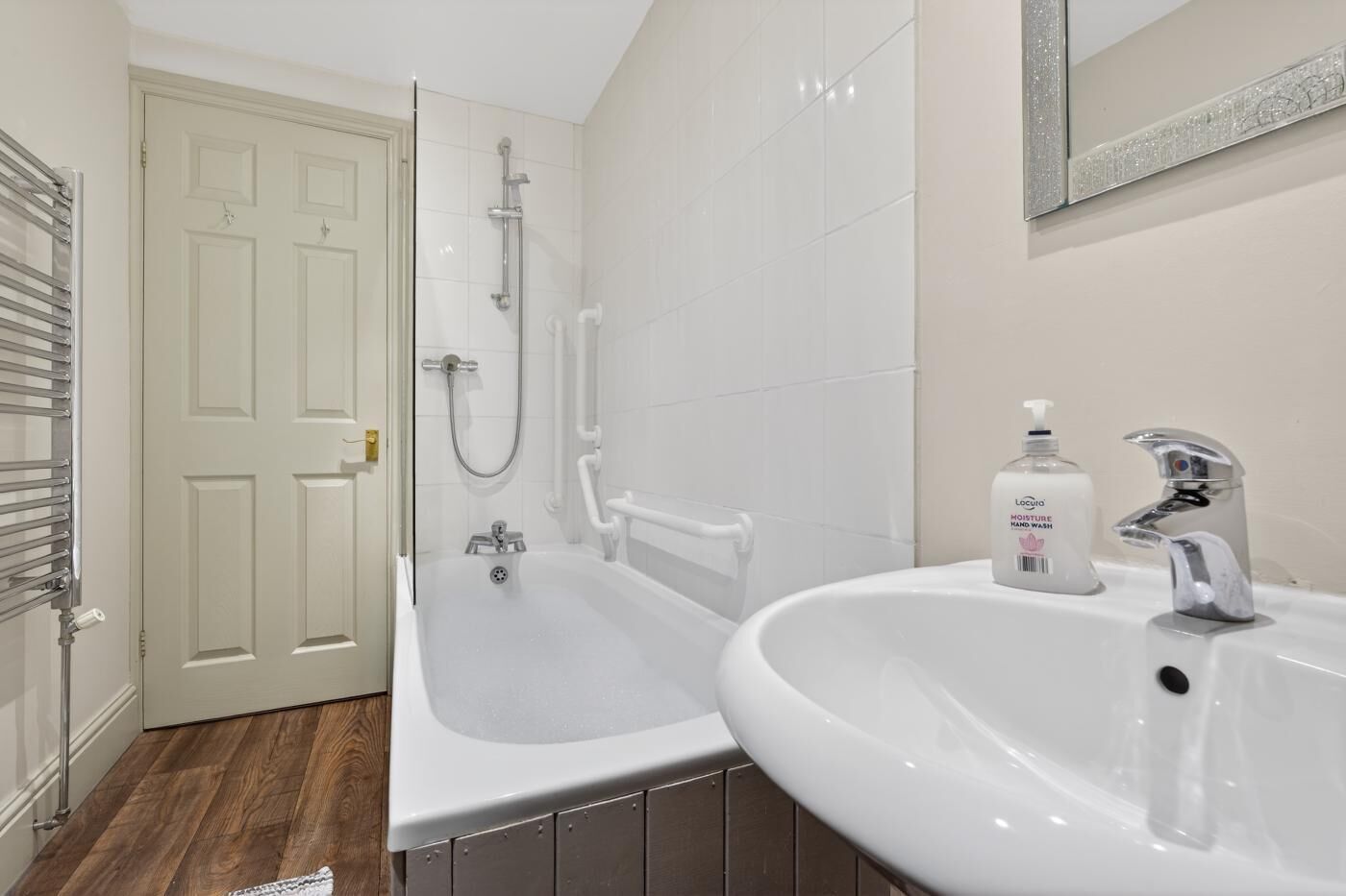 Une salle de bain avec une baignoire, un lavabo et une douche.