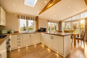 Oven, dishwasher, high chair, cookware/dishes/utensils - 2 Bed in Athelington (oc-d35071) (Athelington)