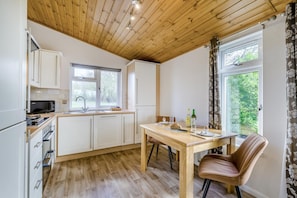 Oven, dishwasher, high chair, cookware/dishes/utensils - 1 Bed in Athelington (oc-c35073) (Athelington)