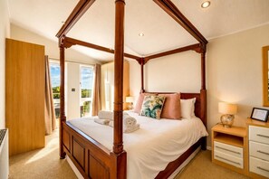 Iron/ironing board, travel cot, free WiFi, bed sheets - 1 Bed in Athelington (oc-c35073) (Athelington)