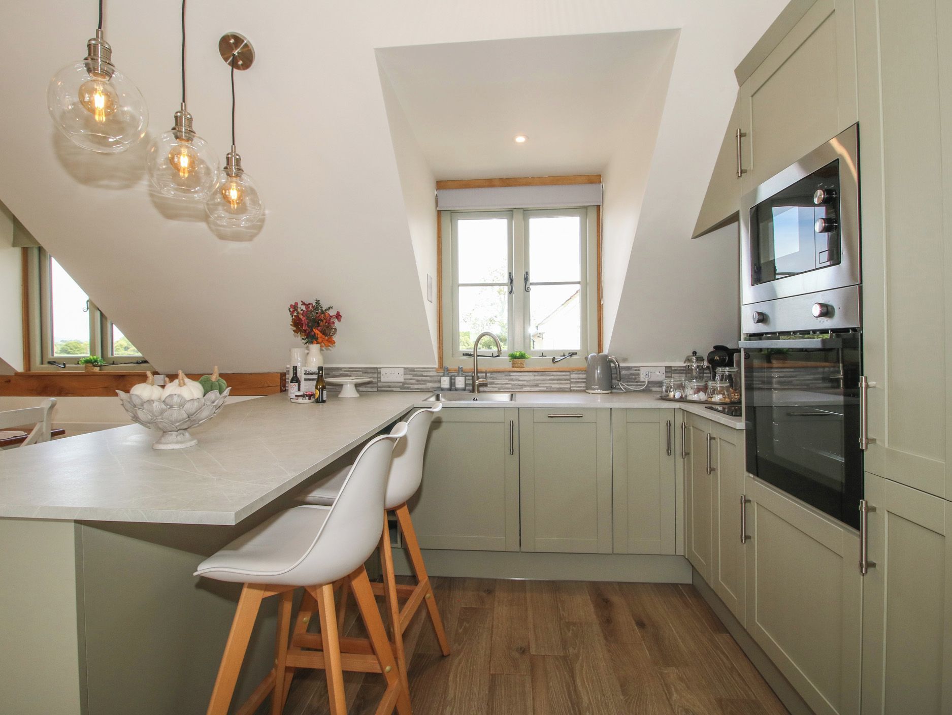 Cottage | Private kitchen | Dishwasher, cookware/dishes/utensils