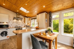 Oven, dishwasher, high chair, cookware/dishes/utensils - 1 Bed in Athelington (oc-w35077) (Athelington)