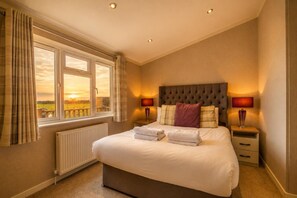 Iron/ironing board, travel cot, free WiFi, bed sheets - 1 Bed in Athelington (oc-r35078) (Athelington)