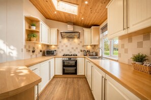 Oven, dishwasher, high chair, cookware/dishes/utensils - 2 Bed in Athelington (oc-s35082) (Athelington)