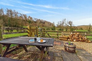 Outdoor dining - 4 Bed in Llansantffraid (oc-g38212) (Llansantffraid)