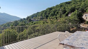 Outdoor dining - Le Volcan d'Aizac Guest Room – Wood Room (Aizac)