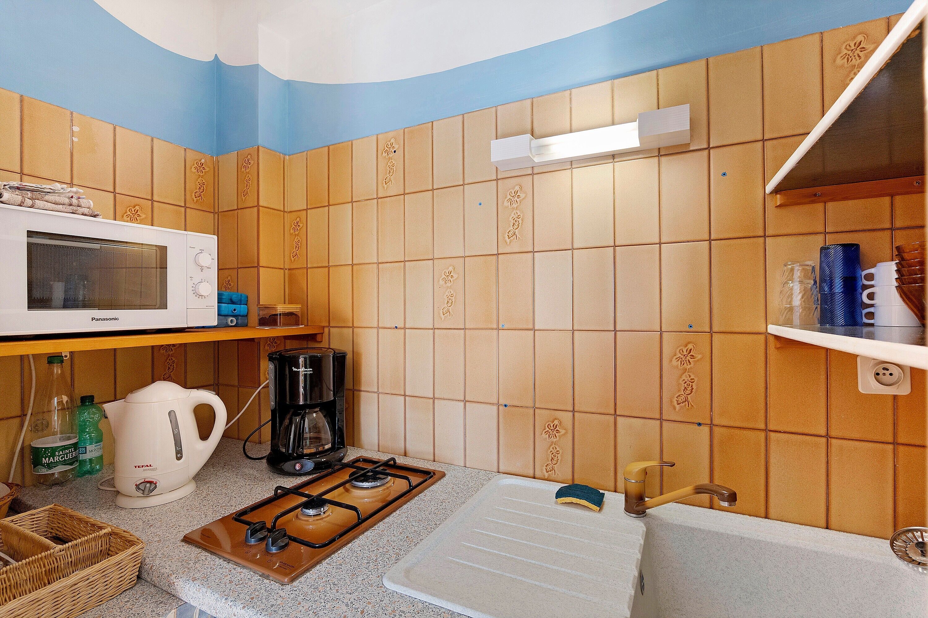 Coffee/tea maker, fridge, microwave