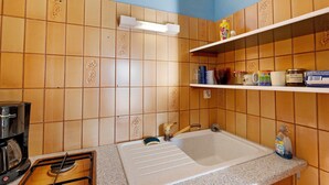 Private kitchen - Le Volcan d'Aizac Guest Room – Wood Room (Aizac)
