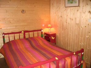 Room - Guest Rooms "Le Volcan d'Aizac" – Yellow Room (Aizac)
