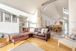 TV, fireplace - 7 Bed in Borrowby (oc-o39894) (Borrowby)