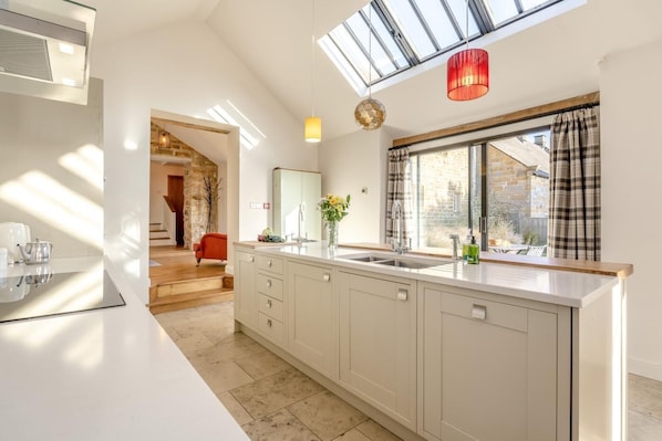 Oven, dishwasher, high chair, cookware/dishes/utensils - 7 Bed in Borrowby (oc-o39894) (Borrowby)