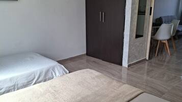 1 habitación, tabla de planchar con plancha, wifi y ropa de cama