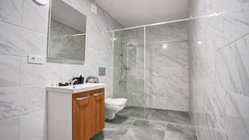 Chambre Classique Double ou avec lits jumeaux, balcon | Salle de bain | Sèche-cheveux, serviettes fournies, savon, shampoing