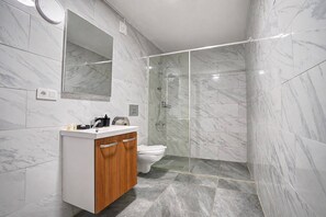 Chambre Classique Double ou avec lits jumeaux, balcon | Salle de bain | Sèche-cheveux, serviettes fournies, savon, shampoing