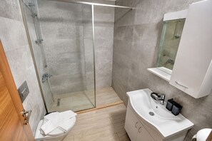 Deluxe-Zimmer, Balkon, Poolblick | Badezimmer | Haartrockner, Handtücher, Seife, Shampoo
